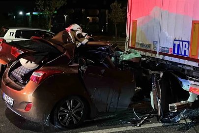 Otomobil lastiği patlayan tıra ok gibi saplandı: 2 yaralı

