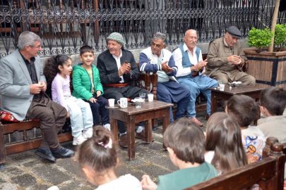 Diyarbakır’da çocuklar dengbajlerle buluştu, kültürel mirası tanıdı
