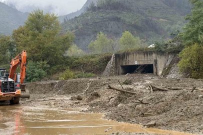 Sakarya’da toprak kayması nedeniyle iki mahalleye giriş kapandı

