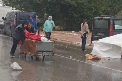 Antalya’da şiddetli rüzgar semt pazarını vurdu
