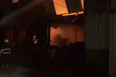 Biga’da sanayi sitesinde hurda dükkanında çıkan yangın korkuttu
