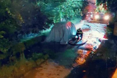 Trabzon’da park halindeki elektrikli otomobil gece yandı
