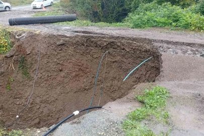 Yağışlar nedeniyle tali yol çöktü, mahalleli barikat kurdu
