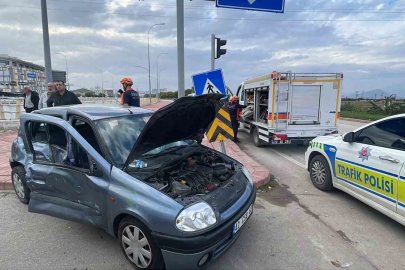 Karaman’da kamyonetle otomobil çarpıştı: 3 yaralı
