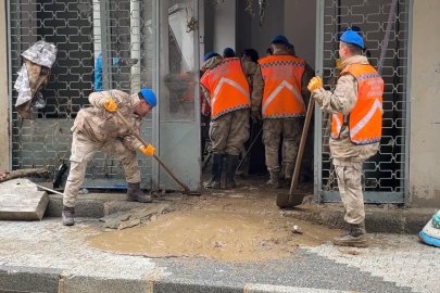 Ayazağa’da sel sonrası temizlik çalışmaları sürüyor: Jandarma ekipleri de destek veriyor
