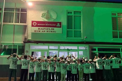 Milli yıldız Arda Güler’den memleketine anlamlı jest: İmzalı formasını hafızlık öğrencilerine hediye etti
