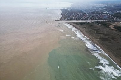 Sakarya Nehri, taşıdığı çamur ve sularla Karadeniz’in rengini değiştirdi
