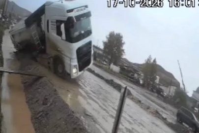 Yol vermek isterken kanala devrildi: Taş yüklü tırın kazası kamerada
