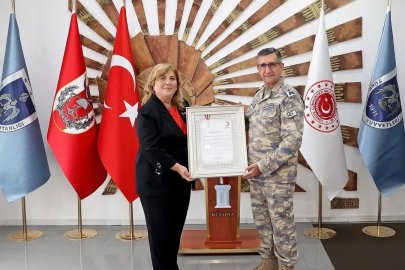 Kızılay’dan Tuğgeneral Mustafa Baş’a Kurumsal Gümüş Madalya
