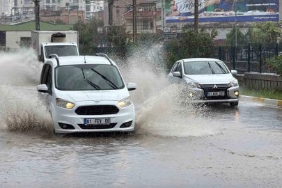 Adana’da yollar göle döndü

