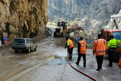 Kemaliye’de sağanak ve dolunun ardından yollar yeniden ulaşıma açıldı