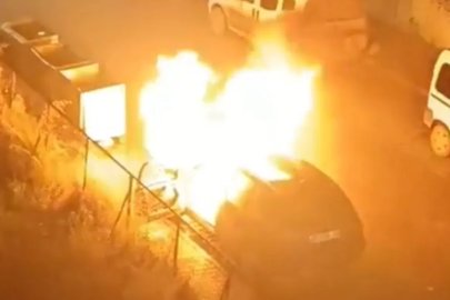 Samsun’da park halindeki otomobil alev alev yandı
