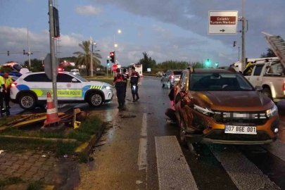 Kamyon kırmızı ışıkta bekleyen araçlara çarptı: 2 yaralı
