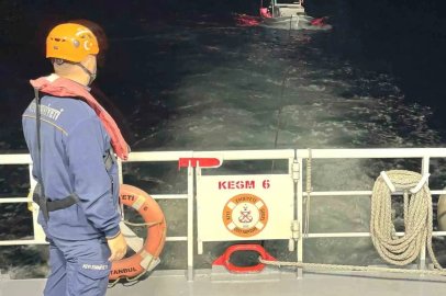 1915 Çanakkale Köprüsü önlerinde sürüklenen teknedeki 2 kişi kurtarıldı
