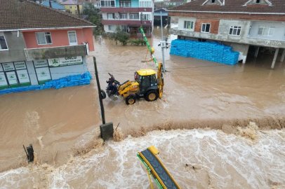 Sel Karasu’da mahalleyi yuttu: Sular 50 santimetreye ulaştı
