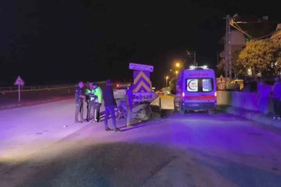 Seyir halinde olan motosiklet bariyere çarptı: 2 yaralı
