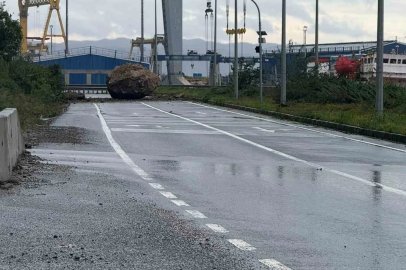 Zonguldak’ta dağdan kopan dev kaya yolu kapattı: Facianın eşiğinden dönüldü
