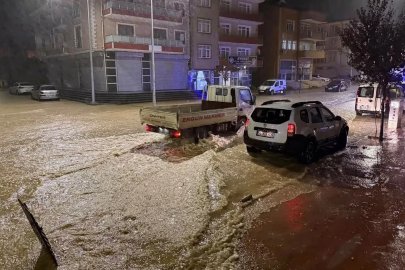 Sakarya’da yükseklerden inen sel suları ilçe merkezini esir aldı
