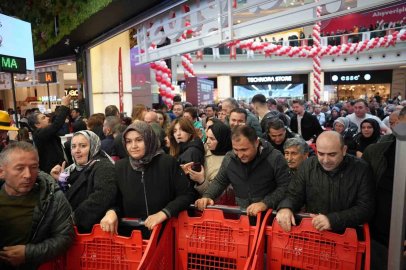 Açılışta indirim izdihamı: Kuyruk havadan görüntülendi
