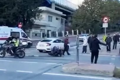 Beyoğlu’nda otomobil motosikletle çarpıştı: 1 yaralı
