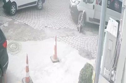 Ayağı minibüsün altında kalan yayanın görüntüleri güvenlik kamerasına yansıdı

