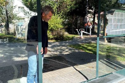 Bolu’da şehir magandaları otobüs durağının camını kırdı

