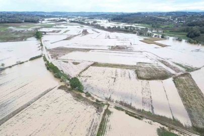 Sakarya’da su altında kalan tarım arazileri havadan görüntülendi
