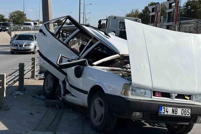 Kontrolden çıkan Tofaş refüje çarptı: 4 yaralı
