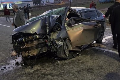 Karlıova’da otomobil direğe çarptı: 3 yaralı
