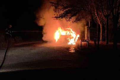 Edirne’de park halindeki otomobil alev alev yandı
