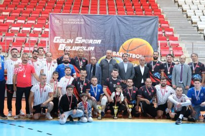 Erzincan'da kurumlar arası voleybol turnuvası sona erdi