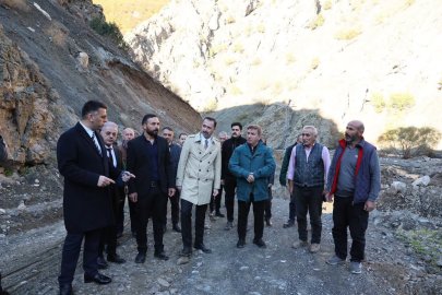 Erzincan'da yağıştan zarar gören köy yolları ve altyapı için çalışma yürütülüyor