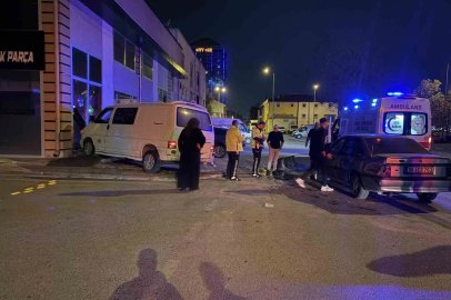 Kayseri’de otomobille çarpışan minibüs dükkana daldı: 2 yaralı
