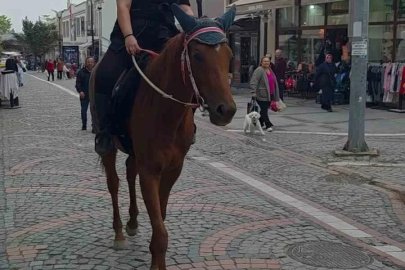 Edirne’de atıyla caddelerde gezen kadın ilgi odağı oldu
