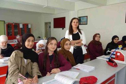 Yapay zeka destekli videolarla kimya dersinin öğrenimini kolaylaştırıyor
