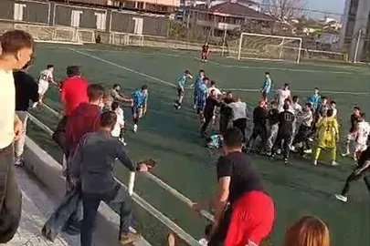 Karabük’te U17 maçında ortalık karıştı: Karşılaşma tatil edildi
