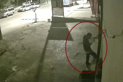 Ayakta duramayan alkollü şahsın iş yeri camını tekmelediği anlar kamerada
