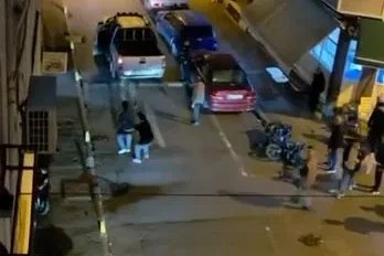 Fatih’te bir kişi kavga sonrası araçla uzaklaşan kişiye silahla ateş açtı: 1 yaralı
