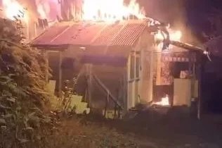 Borçka’da gece çıkan yangında ev kullanılamaz hale geldi
