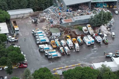 Eyüpsultan’da çöp toplaması gereken kamyonlar garajda bekliyor
