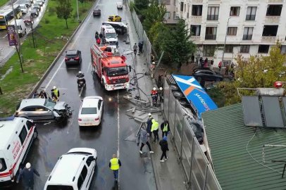 Sultangazi’de karşı şeride geçen kargo firması tırı, araçlara çarpıp yaklaşık 5 metreden bahçeye uçtu
