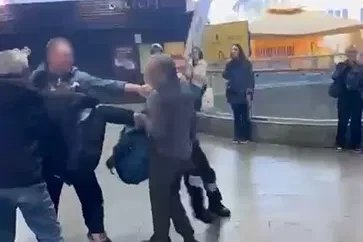 İstanbul’da metrobüs durağında kavga: Güvenlik görevlisi tartıştığı kişiye tekme attı
