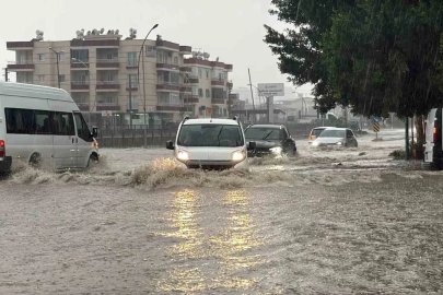 Tarsus’ta sağanak yağış hayatı olumsuz etkiledi: Yollar ve site bahçeleri su altında kaldı
