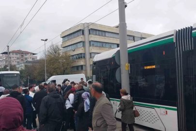 Kocaeli’de tramvayın çarptığı 2 kadından biri ağır yaralandı
