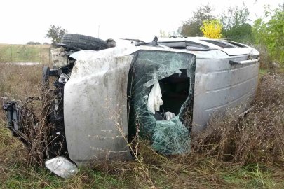 Kastamonu’da yoldan çıkan hafif ticari araç şarample yuvarlandı: 3 yaralı
