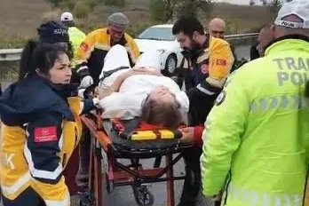 Kazaya denk gelen doktor, yaralı sürücünün yardımına koştu
