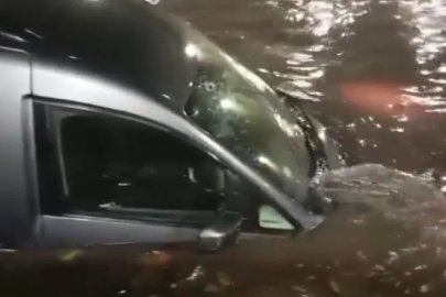 Pendik’te alt geçidi su bastı, sürücü ve kızı mahsur kaldı
