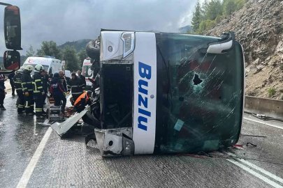 Isparta-Antalya kara yolunda yolcu otobüsü devrildi: 1 ölü, 7 yaralı

