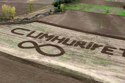 Amasyalı çiftçi tarlasına traktörüyle ’Cumhuriyet’ yazdı
