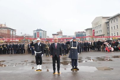 Muş’ta Cumhuriyet Bayramı coşkusu çelenk töreni ve yürüyüşle başladı
